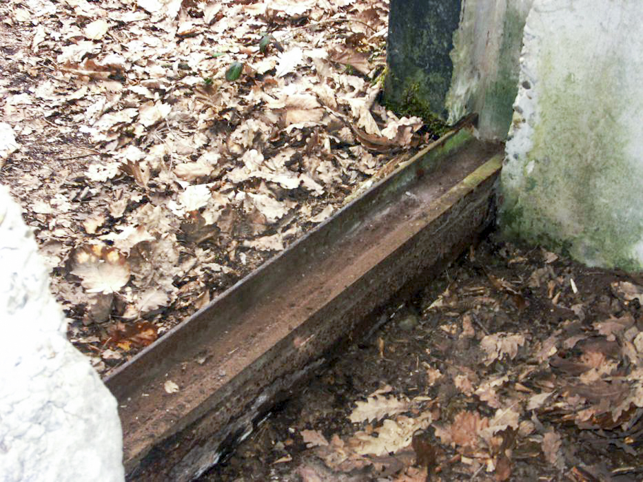 Ligne Maginot - MAIN DU PRINCE 1 - (Blockhaus pour canon) - L'entrée pour canon est en temps normal obturée par des rails empilés dans les rainures visibles sur la photo.