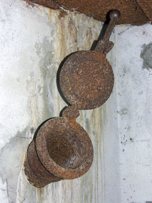 Ligne Maginot - MAIN DU PRINCE 1 - (Blockhaus pour canon) - Goulotte lance grenades en position déverrouillée. Noter le système de verrouillage