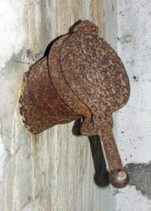 Ligne Maginot - MAIN DU PRINCE 1 - (Blockhaus pour canon) - La goulotte lance grenades vue du coté intérieur avec le dispositif d'obturation fermé
