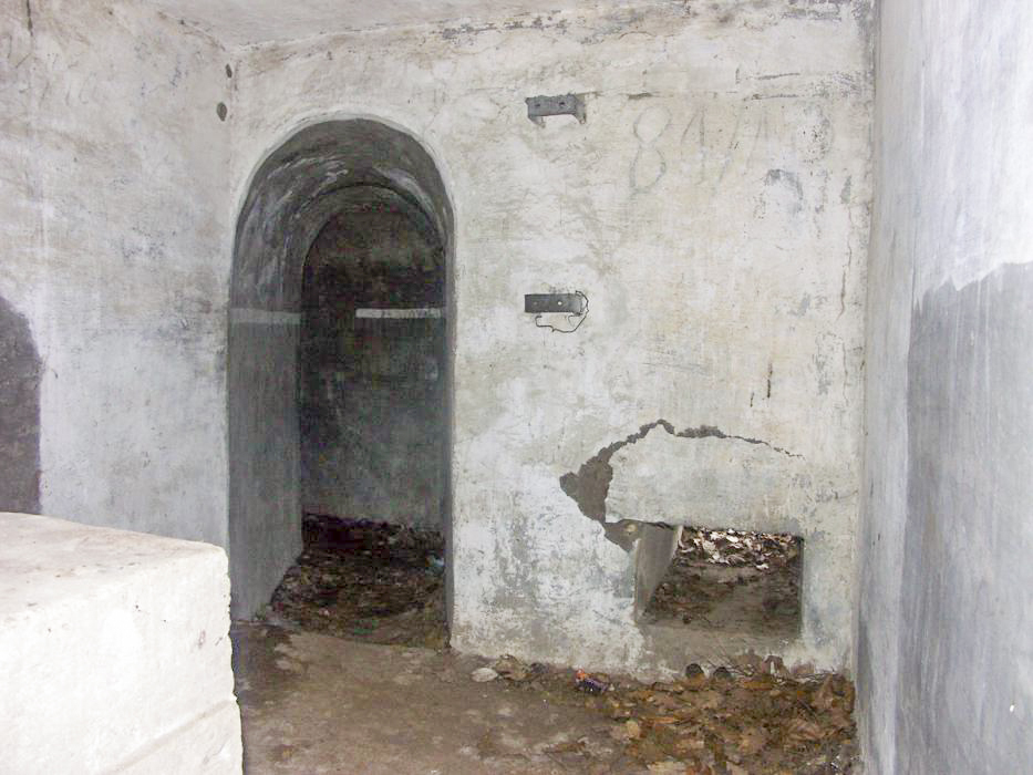 Ligne Maginot - MAIN du PRINCE 2 (Blockhaus pour arme infanterie) - Couloir d’accès à la casemate gauche
Noter les supports pour le ventilateur sur le mur