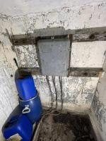Ligne Maginot - U - (Chambre de coupure) - L'intérieur de la chambre de coupure 'réduite' (puits de coupure) avec le répartiteur LMRT d'après-guerre.

Elle semble avoir été utilisée comme local de stockage pour un chasseur.