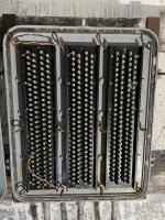 Ligne Maginot - U - (Chambre de coupure) - Détail des connexions dans le boîtier répartiteur.

Notez les inscriptions 'T' et 'U2' indiquant les chambres de coupure concernées