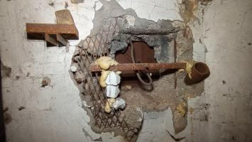 Ligne Maginot - GUNSTHAL FERME OUEST - (Blockhaus pour arme infanterie) - Détail du créneau FM de défense de l'entrée détruit lors des combats en juin 1940.
En haut à gauche un support pour piles Leclanché