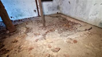 Ligne Maginot - GUNSTHAL FERME OUEST - (Blockhaus pour arme infanterie) - Au dessous du filtre le radier est enfoncé suite à l'explosion d'une charge posé par les allemands