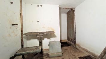 Ligne Maginot - I - (Chambre de coupure) - Intérieur de la chambre ,à droite l'entrée ,à gauche une tablette et un banc rabattable 