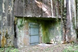 Ligne Maginot - GRAND LOT - X2 - (Abri) - Coffre droit de l'abri.
Le créneau de défense rapprochée et le fossé diamant ont été comblés à l'occasion des travaux de modernisation de l'abri et de l'ouvrage de Rochonvillers.