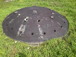 Ligne Maginot - FOUR A CHAUX - FAC - (Ouvrage d'artillerie) - Bloc 1
Tourelle pour obusiers de 135
Noter les trous fait par les Allemands destinés à l'injection du gaz éthylénique. Les trous de fixation de la calotte ont été 'déplombés' par l'explosion