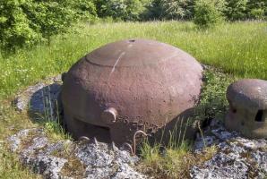 Ligne Maginot - FOUR A CHAUX - FAC - (Ouvrage d'artillerie) - Bloc 1
Noter l'enfoncement des cloches dans la dalle après l'explosion du bloc