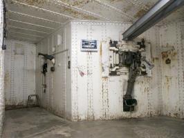 Ligne Maginot - FOUR A CHAUX - FAC - (Ouvrage d'artillerie) - Entrée des hommes
Jumelage de mitrailleuses Reibel MAC 31 et bi-rail support pour le canon antichar de 47.
Sur la gauche, créneau pour fusil mitrailleur 24/29 et goulotte lance grenade
