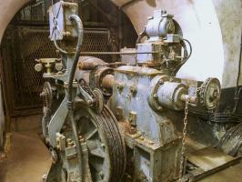 Ligne Maginot - FOUR A CHAUX - FAC - (Ouvrage d'artillerie) - Bloc 2
Machinerie du monte-charge 