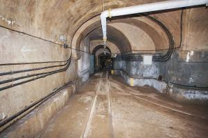 Ligne Maginot - FOUR A CHAUX - FAC - (Ouvrage d'artillerie) - Galerie vers les blocs 1, 6, 5
A droite galerie vers le bloc 1
Les galeries fortement endommagées par les destructions allemandes ont été réparées avec entre autres des voutes préfabriquées installées en sous-oeuvre