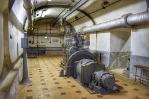 Ligne Maginot - FOUR A CHAUX - FAC - (Ouvrage d'artillerie) - L'usine électrique
Groupes électrogènes à moteur SULZER 4 DF 22.
Ces groupes ont été installés en 1954 en remplacement des groupes 4 KD 22 d'origine