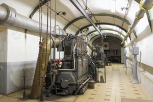 Ligne Maginot - FOUR A CHAUX - FAC - (Ouvrage d'artillerie) - Usine électrique
Groupes électrogènes à moteur SULZER 4 DF 22.
Ces groupes ont été installés en 1954 en remplacement des groupes 4 KD 22 d'origine