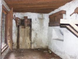 Ligne Maginot - NEUWEIHER 2 (Blockhaus pour arme infanterie) - Vue des systémes d'allumage du dispositif de destruction 18 QM et du créneau mitrailleuse gauche.