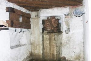 Ligne Maginot - NEUWEIHER 2 (Blockhaus pour arme infanterie) - Créneau de mitrailleuse droite et systéme de mise à feu du dispositif de destruction 17 QM.
Le support du système de ventilation et la gaine d'arrivée d'air sont visibles sur la photo