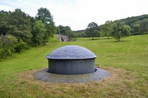 Ligne Maginot - HACKENBERG - A19 (Ouvrage d'artillerie) - Bloc 7
Tourelle de mitrailleuses
Le bloc  9 est visible au second plan