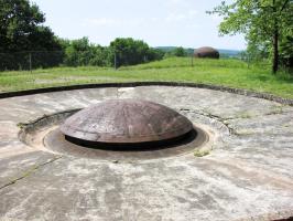 Ligne Maginot - HACKENBERG - A19 (Ouvrage d'artillerie) - Tourelle de 135 du bloc 9
En second plan, l'une des 2 cloches GFM du bloc.