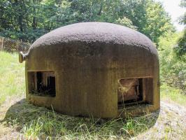 Ligne Maginot - HACKENBERG - A19 (Ouvrage d'artillerie) - Bloc 21
Cloche GFM.
Noter les créneaux décalés adaptés au profil du terrain.