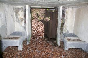 Ligne Maginot - C11 - PETIT MUEHLBERG SUD - (Blockhaus pour canon) - Vue intérieure de l'entrée avec les 2 emplacements de bêches du canon antichar de 25mm