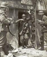 Ligne Maginot - CLAIRIERE - (Blockhaus pour arme infanterie) - 'Reconstitution' allemande destinée à la propagande.
Photo parue dans le magazine Signal en juillet 1940