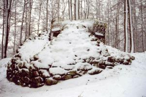 Ligne Maginot - FM39 - DIEBSKOPF 1 - (Blockhaus pour arme infanterie) - Le rocaillage entre le créneau frontal et latéral droit