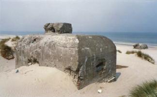 Ligne Maginot - B1BIS - LA ROCHELLE - (Blockhaus pour arme infanterie) - Vu du sud-est, le bloc B2bis, et sur la plage, l'observatoire B1.