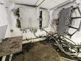 Ligne Maginot - 12T - (Chambre de coupure) - Vue globale du local téléphonique : 2 boîtiers répartiteurs TM-32 modernisés, mais coupés, et un boîtier moderne PTT connecté