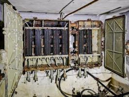 Ligne Maginot - 12T - (Chambre de coupure) - Les 2 boîtiers TM-32 ouverts.

Modernisés après guerre (années 1950), les connexions furent abandonnés par la suite avec la mise en place d'un répartiteur PTT moderne