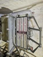 Ligne Maginot - 12T - (Chambre de coupure) - Le boîtier PTT ouvert, avec les connexions encore en place.

Suite à la 2e phase de modernisation, toutes les connexions ont été reliées à ce boîtier, avec reprise des bouclages sous plomb des câbles.