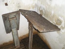 Ligne Maginot - G2 - (Chambre de coupure) - Table et banc destiné aux exploitants du réseau pour replier leurs documents