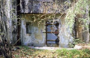 Ligne Maginot - GRAND LOT - X2 - (Abri) - Coffre gauche de l'abri avant les travaux de modernisation de l'ouvrage de Rochonvillers. Le créneau et le fossé diamant sont encore visibles.