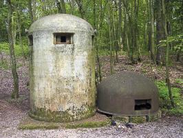Ligne Maginot - ZEITERHOLZ - X6 - (Abri) - Cloche GFM et fausse cloche exposés devant l'abri