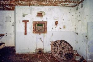 Ligne Maginot - NONNENHARDT N°3 - (Blockhaus pour arme infanterie) - Chambre de tir Est, avec la mitrailleuse de 13,2 sur bi-rail