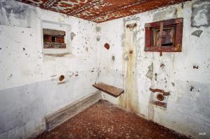 Ligne Maginot - NONNENHARDT N°3 - (Blockhaus pour arme infanterie) - Chambre de tir Ouest
A gauche créneau FM de façade, à droite créneau JM et 13,2, au centre goulottes à grenades