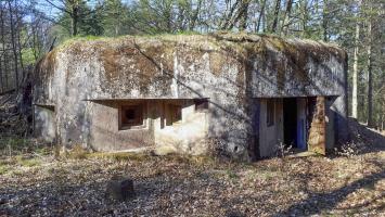 Ligne Maginot - NONNENHARDT N°3 - (Blockhaus pour arme infanterie) - Vue sur les créneaux FM et la caponnière formant un saillant sur la façade