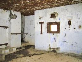 Ligne Maginot - NONNENHARDT N°3 - (Blockhaus pour arme infanterie) - Chambre de tir Est 
Au fond l'accès à la cloche GFM