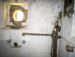 Ligne Maginot - NONNENHARDT N°3 - (Blockhaus pour arme infanterie) - Dans le coin de la caponnière : arrivée du câble téléphonique, goulotte à grenades et ratelier à fusils