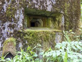Ligne Maginot - LANGTHAL 1 - (Blockhaus pour arme infanterie) - Détail du créneau FM frontal, noter le bétonnage de la partie basse