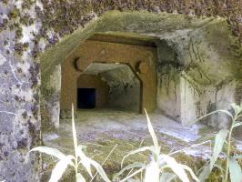 Ligne Maginot - LANGTHAL 1 - (Blockhaus pour arme infanterie) - Détail du créneau FM latéral, noter le bétonnage de la partie basse