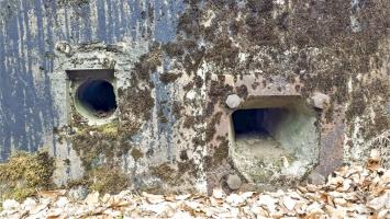 Ligne Maginot - LANGTHAL 2 - (Blockhaus pour arme infanterie) - Détail du créneau FM de défense de l'entrée, noter le bétonnage du créneau