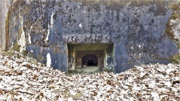 Ligne Maginot - LANGTHAL 2 - (Blockhaus pour arme infanterie) - Détail du créneau FM latéral, noter le bétonnage de la partie basse