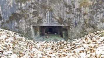 Ligne Maginot - LANGTHAL 2 - (Blockhaus pour arme infanterie) - Détail du créneau FM frontal, noter le bétonnage de la partie basse