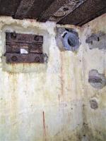 Ligne Maginot - LANGTHAL 2 - (Blockhaus pour arme infanterie) - Créneau FM de défense de l'entrée et à droite le support du ventilateur