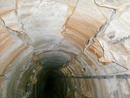 Ligne Maginot - LEMBACH - (Ouvrage d'infanterie) - Bloc d'entrée et issue de secours
Galerie endommagée par les essais de destruction allemands 
