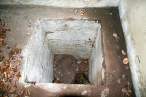 Ligne Maginot - M28 - BETZENTHAL 1 - (Blockhaus pour arme infanterie) - Chambre de tir nord-est, réservation dans le radier.
ATTENTION ! DANGER !