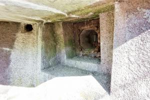 Ligne Maginot - NONNENHARDT N°1 - (Blockhaus pour arme infanterie) - Créneau FM principal, noter l'inclinaison