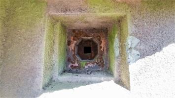 Ligne Maginot - NONNENHARDT N°1 - (Blockhaus pour arme infanterie) - Créneau FM défendant l'entrée