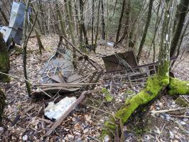 Ligne Maginot - NONNENHARDT N°1 - (Blockhaus pour arme infanterie) - L'équipement jeté en dehors du blockhaus, le 'squatteur' à fait place nette