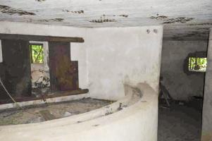 Ligne Maginot - L'autre emplacement de mitrailleuse et au fond celui du canon - L'autre emplacement de mitrailleuse et au fond celui du canon