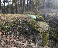 Ligne Maginot - WINDSTEIN - (Casemate d'infanterie - double) - Le cratère provoqué par l'explosion de bombe allemande contre la casemate est nettement visible, le rocaillage a disparu